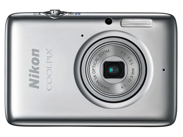 Объектив камеры Nikon Coolpix S02 охватывает диапазон эквивалентных фокусных расстояний 30-90 мм
