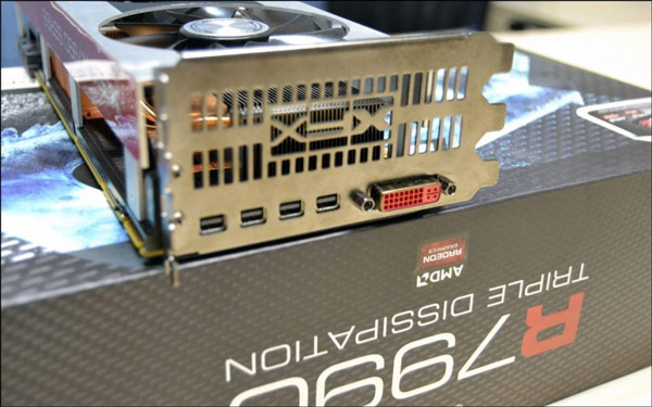 Оснащение XFX Radeon HD 7990 Triple Dissipation включает четыре разъема mini-DisplayPort и один разъем DVI