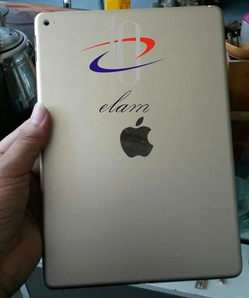 На крышке планшета Apple iPad Air 2 виден вырез в форме логотипа Apple