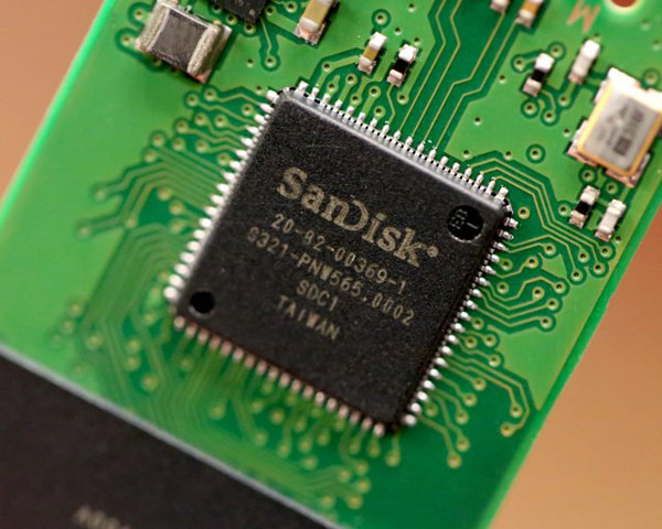 Интересной особенностью U110 является использование в этом накопителе контроллера собственной разработки SanDisk