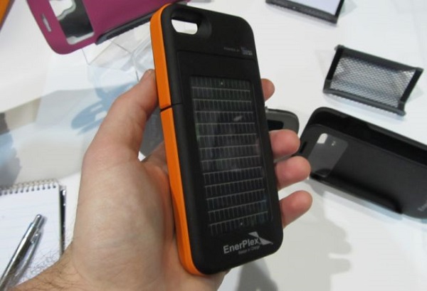 Компания EnerPlex предлагает пользователям смартфонов Samsung Galaxy S4 и Apple iPhone 5S приобрести зарядное устройство-чехол на солнечных батареях