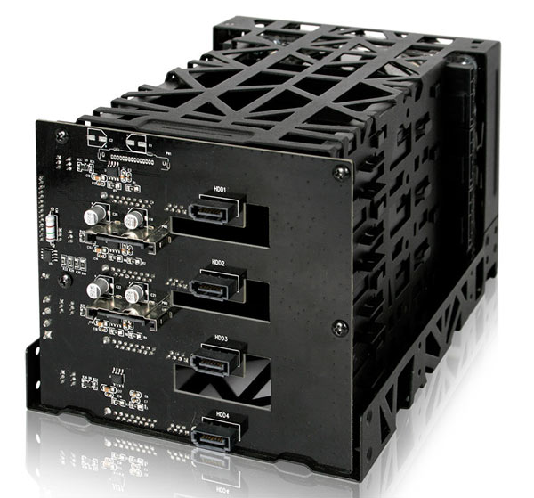 Корзина Icy Dock Black Vortex MB074SP-1B изготовлена из металла и рассчитана на накопители с интерфейсом SATA