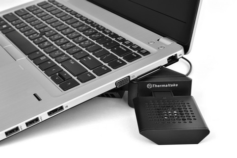 Подложив Thermaltake CL-N006-PL05BL-A под ноутбук, можно придать ему положение, более удобное для пользователя