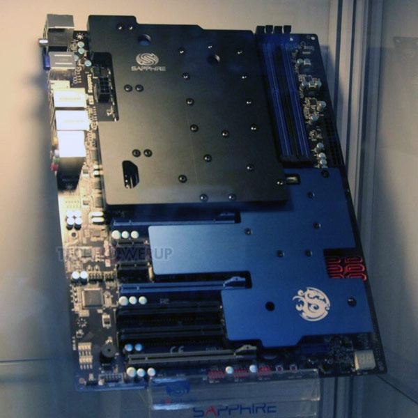 В оснащение платы Sapphire Atomic 990FX входит три слота PCI-Express 2.0 x16