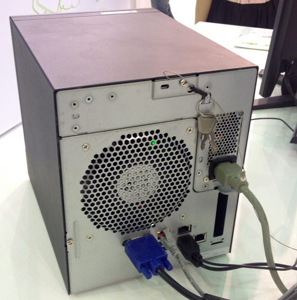 Охлаждение Acer Altos C100F3 возложено на один вентилятор большого диаметра