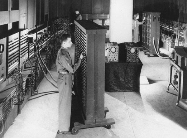 ENIAC - первый электронный цифровой компьютер общего назначения, который можно было перепрограммировать