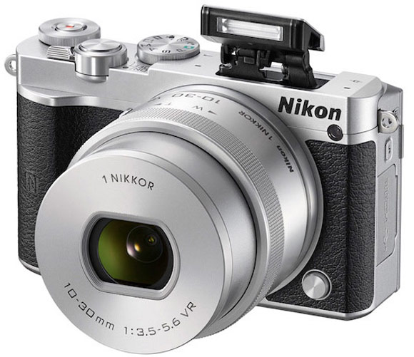 Комплект Nikon 1 J5 с объективом 1 Nikkor VR 10–30mm f/3.5–5.6 PD-ZOOM стоит $500