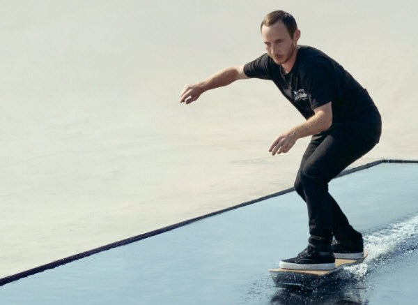 В ролике показано, как Lexus Hoverboard парит над поверхностью воды