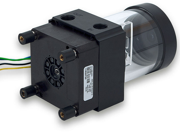 Емкость для охлаждающей жидкости изготовлена из пластика ABS и акрилового пластика