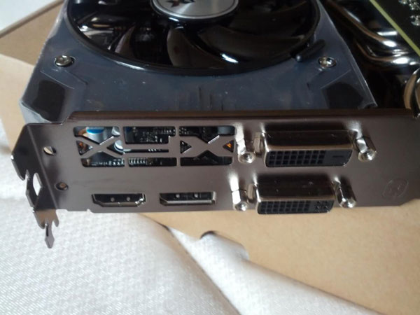 3D-карты XFX Radeon R9 380 и R7 360 внешне очень похожи, поскольку в них используется одна и та же система охлаждения