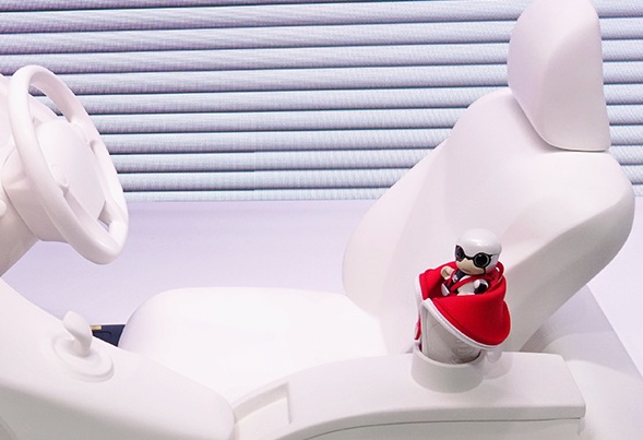 Миниатюрный робот-помощник Toyota Kirobo Mini уместится в подстаканник автомобиля