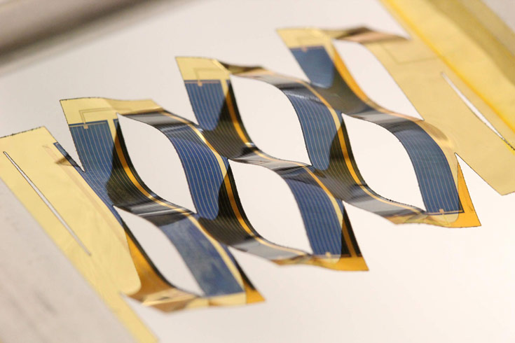 Элементы солнечных батарей предполагается фиксировать на пластиковом листе с прорезями