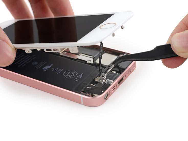 По мнению iFixit, сходство со старыми моделями облегчает ремонт iPhone SE