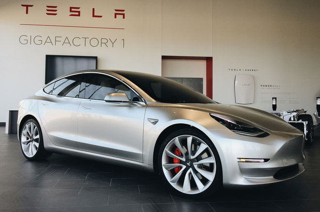 Tesla приняла 400 000 заказов на седан Model 3