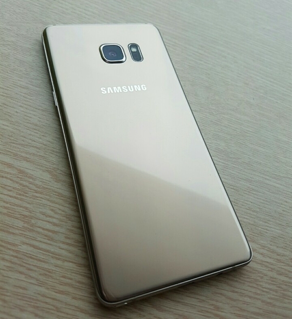 Опубликованы фотографии смартфона Samsung Galaxy Note7 и его упаковки