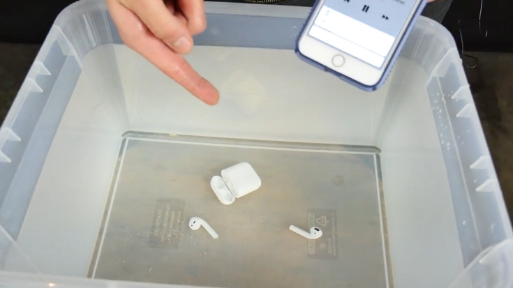 Наушники Apple AirPods способны пережить кратковременное погружение в воду