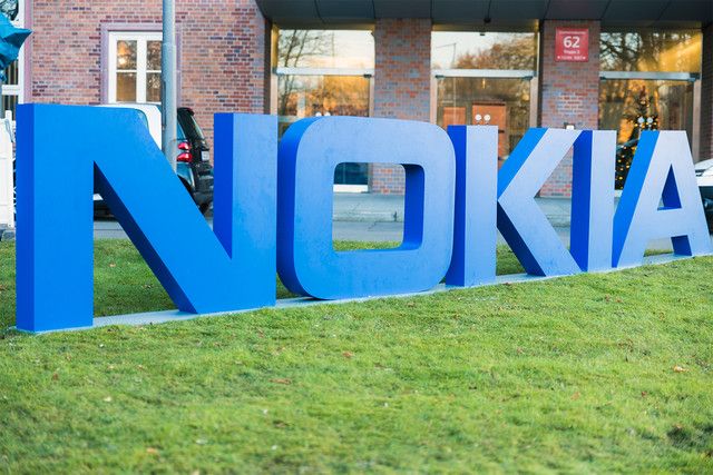 Nokia подала иски против компании Apple в 11 странах, обвиняя ее нарушении 40 патентов