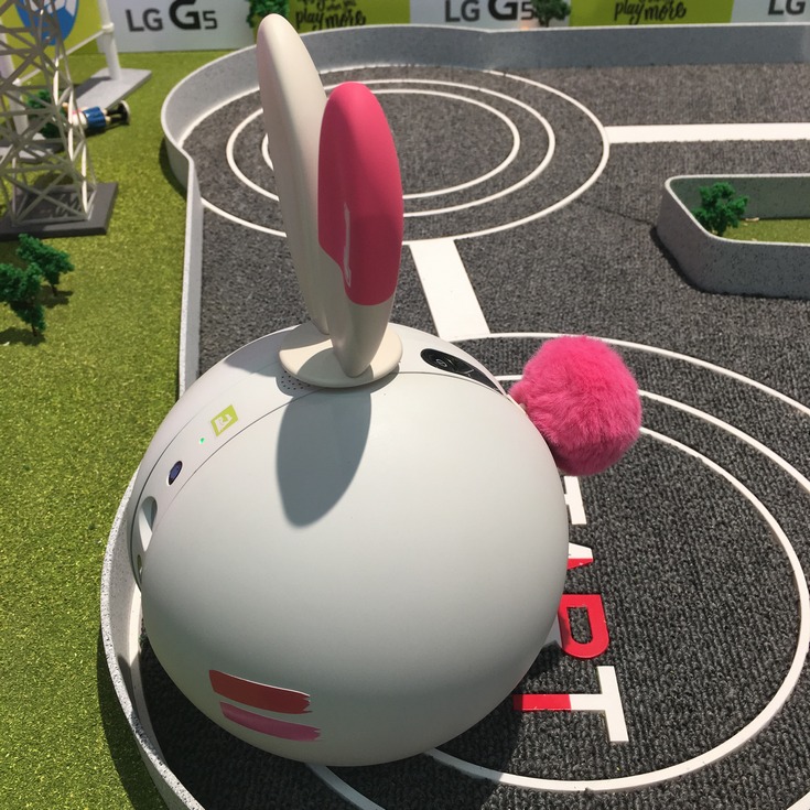 На MWC 2016 представлен робот LG Rolling Bot (фото с выставки)