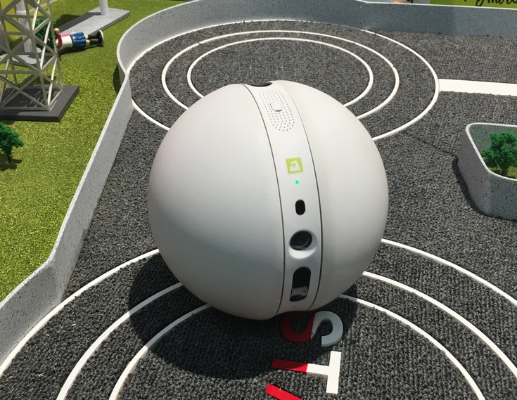 На MWC 2016 представлен робот LG Rolling Bot (фото с выставки)