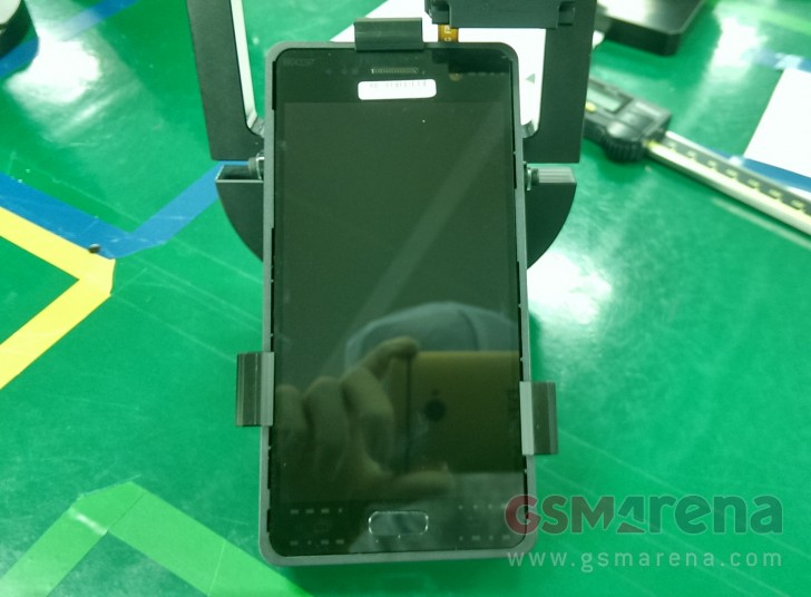 В Сети появились фотографии дисплея и фронтальной камеры смартфона Samsung Galaxy S7