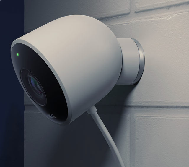 Камера наблюдения Nest Cam Outdoor работает непрерывно, днем и ночью