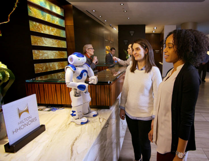 Задача робота Connie — помогать сотрудникам гостиницы, беседуя с постояльцами