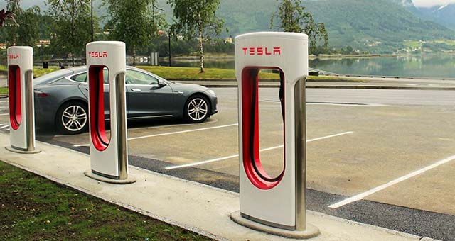 Владельцы электромобилей Tesla, купленных после 1 января 2017, будут платить за пользование зарядными станциями Supercharger