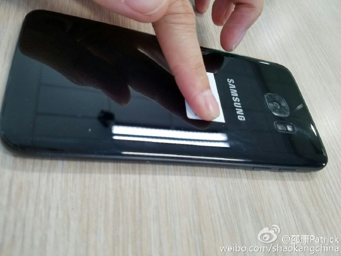 Samsung Galaxy S7 Edge в цвете Glossy Black не сильно отличается от оригинала