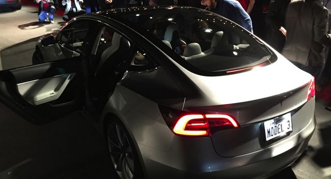 В электромобиле Tesla Model 3 будет использоваться высокопрочное стекло Tesla Glass