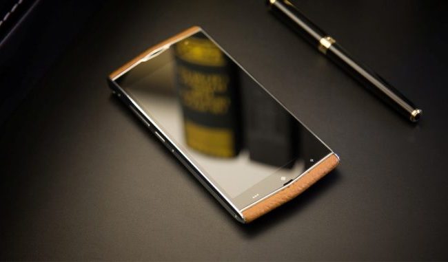 Защищенный смартфон Leagoo V1 изготовлен с использованием металла и натуральной кожи