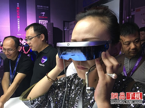 Смартфон SuperD D1 стоимостью $180 поставляется в комплекте с гарнитурой виртуальной реальности