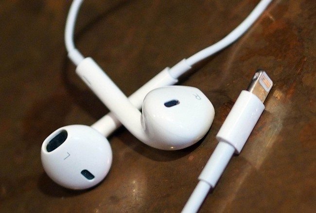 Некоторые владельцы iPhone 7 сообщают о некорректно работающей проводной гарнитуре EarPods с разъемом Lightning