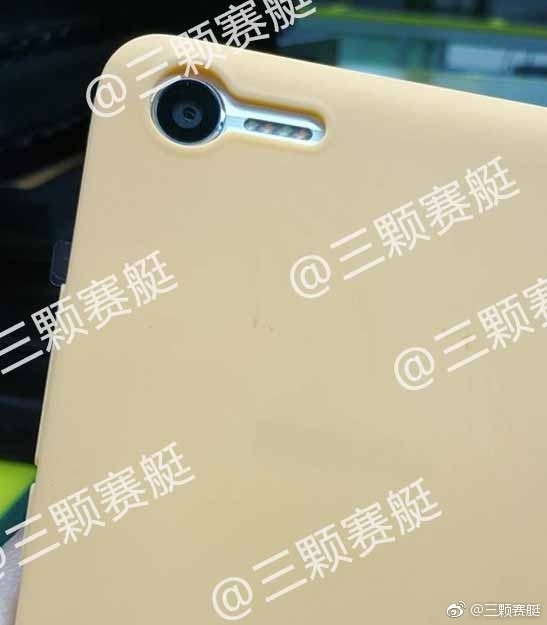Вспышка основной камеры смартфона Meizu E2 включает четыре светодиода, которые встроены в полоску антенны