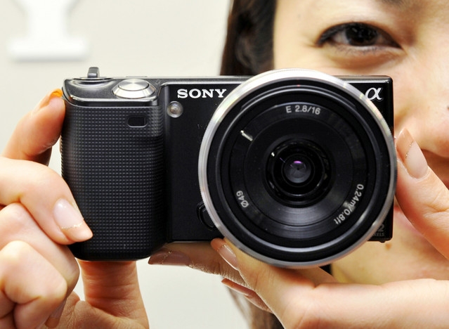Поставки японских цифровых камер за год упали более чем на 30%