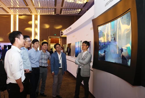 Samsung хочет создавать телевизоры, изогнутые по горизонтали и вертикали