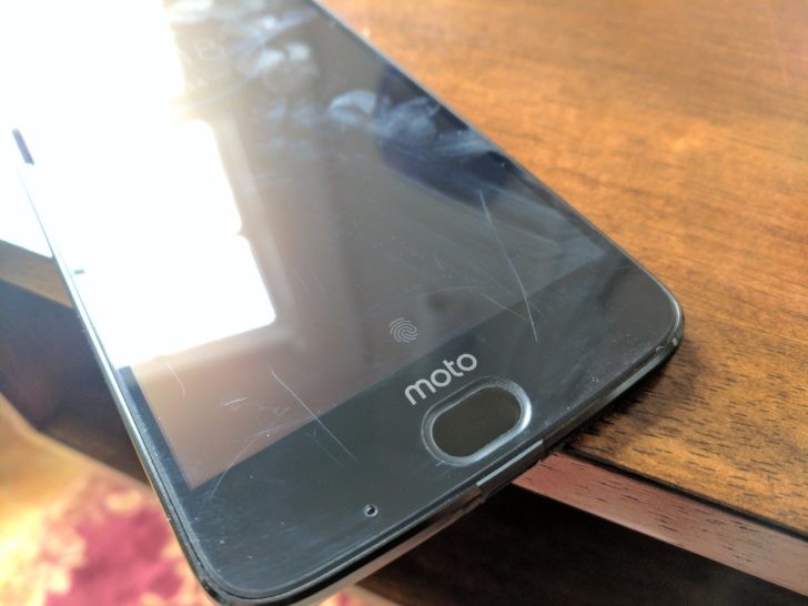 Moto Z2 Force получил экран, который крайне легко поцарапать