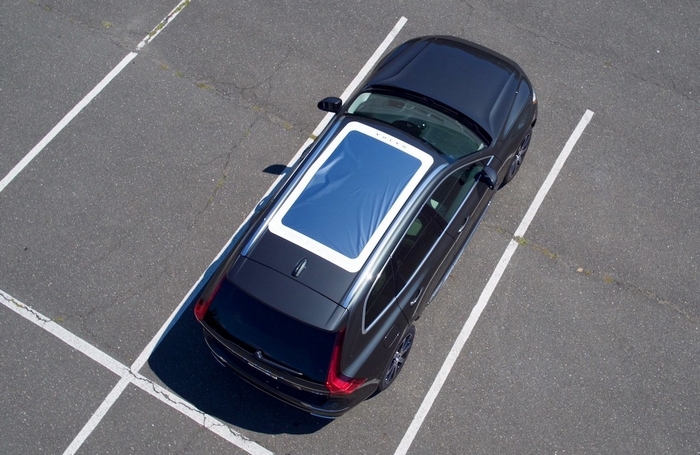 Кроссовер Volvo XC60 получил накладку на панорамную крышу для наблюдения за солнечным затмением