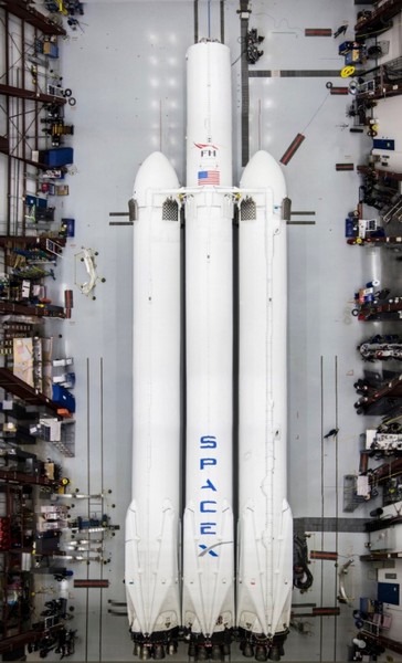 Илон Маск опубликовал фотографии Falcon Heavy