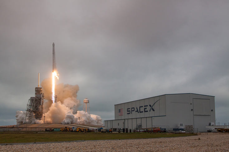 SpaceX успешно запустила ракету-носитель Falcon 9 с космическим кораблем Dragon
