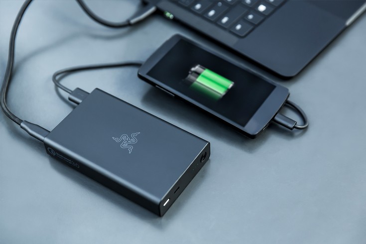 Razer Power Bank — внешний аккумулятор ёмкостью 12 800 мА·ч с пятью портами USB и поддержкой технологии Quick Charge 3.0