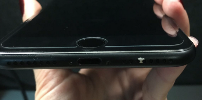 Владельцы iPhone 7 в матовом черном цвете жалуются на некачественную покраску корпуса