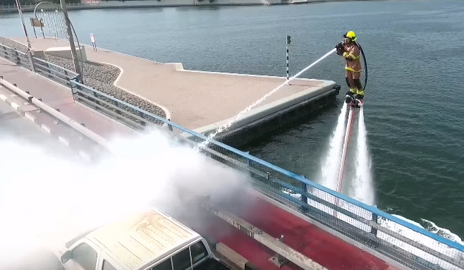 Власти Дубая продемонстрировали систему пожаротушения «Дельфин» на базе водяного реактивного ранца