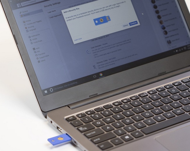 В Facebook появилась возможность использовать USB-накопитель в качестве электронного ключа