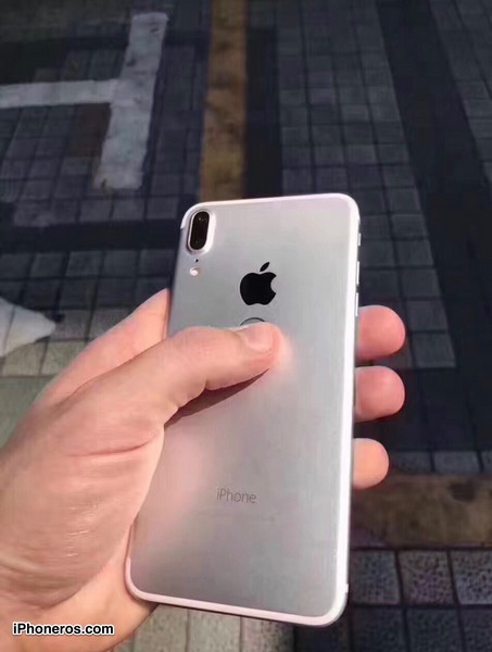 Новые снимки iPhone 8 показывают аппарат с дактилоскопом на тыльной стороне