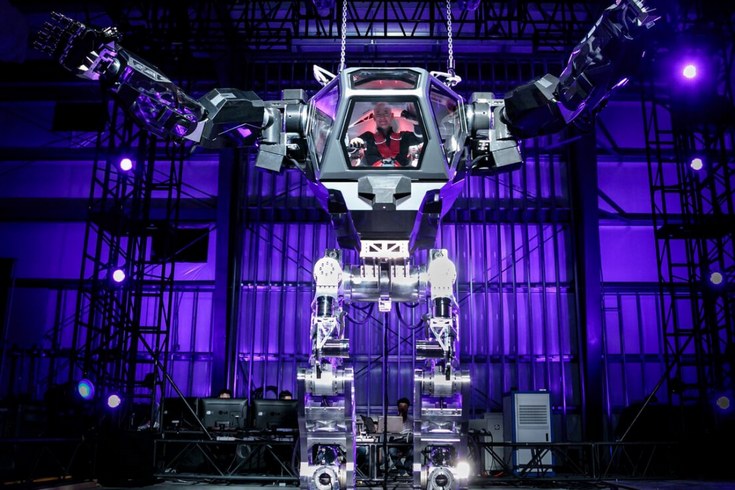 Глава Amazon появился на сцене конференции MARS внутри гигантского робота Method-2