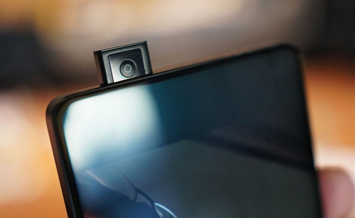 Экран занимает 98% площади лицевой панели смартфона Vivo Apex, который оснащен выдвижной камерой