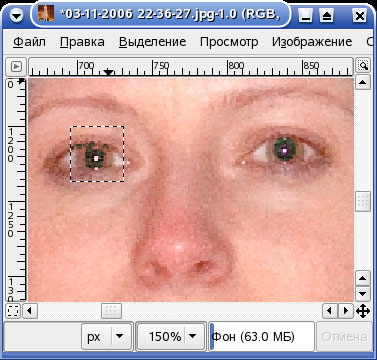 GIMP. Левый глаз - работа расширения Redeye, правый глаз - ручная корректировка.