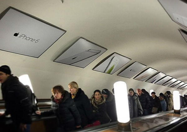 Плакаты Apple в московском метро