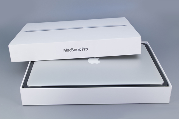 Открытая упаковка MacBook Pro с Retina Display