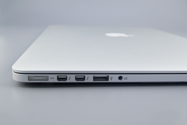 Левая грань MacBook Pro с Retina Display